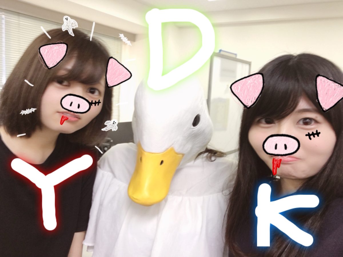 チャットルームに貼る女。